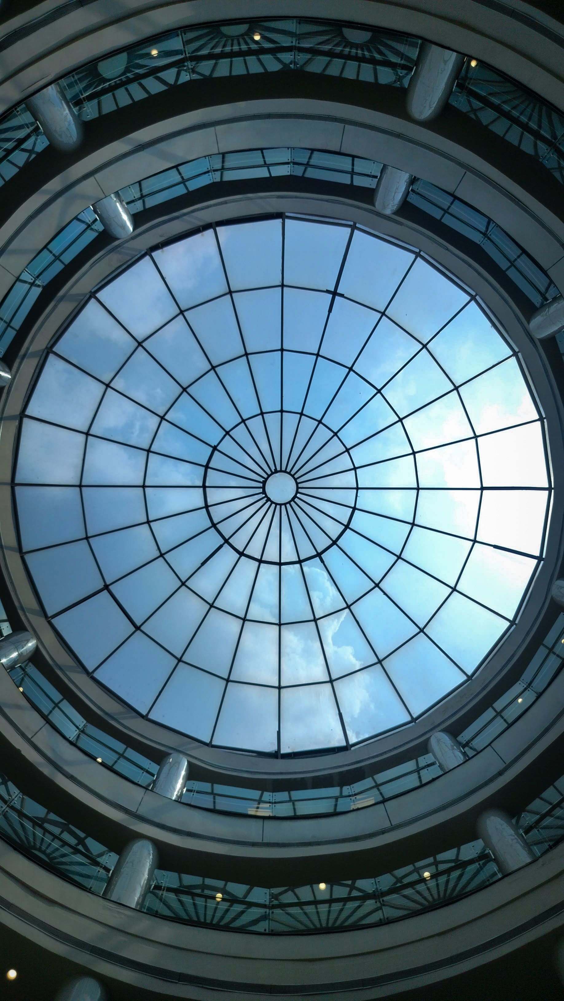 Cúpula de cristal vista desde el interior de un edificio