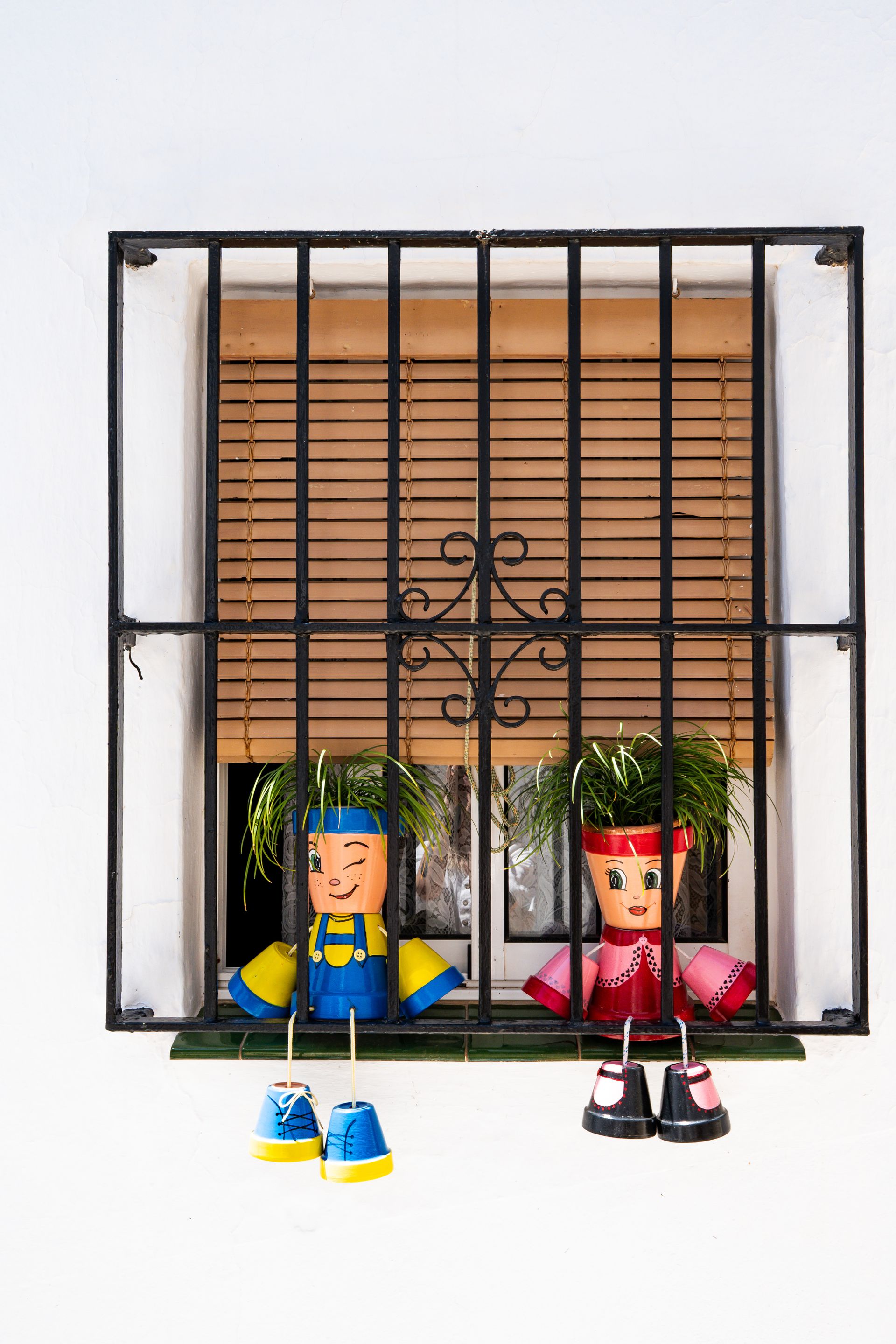 Ventana decorada con macetas en un pueblo con encanto de la Costa Blanca