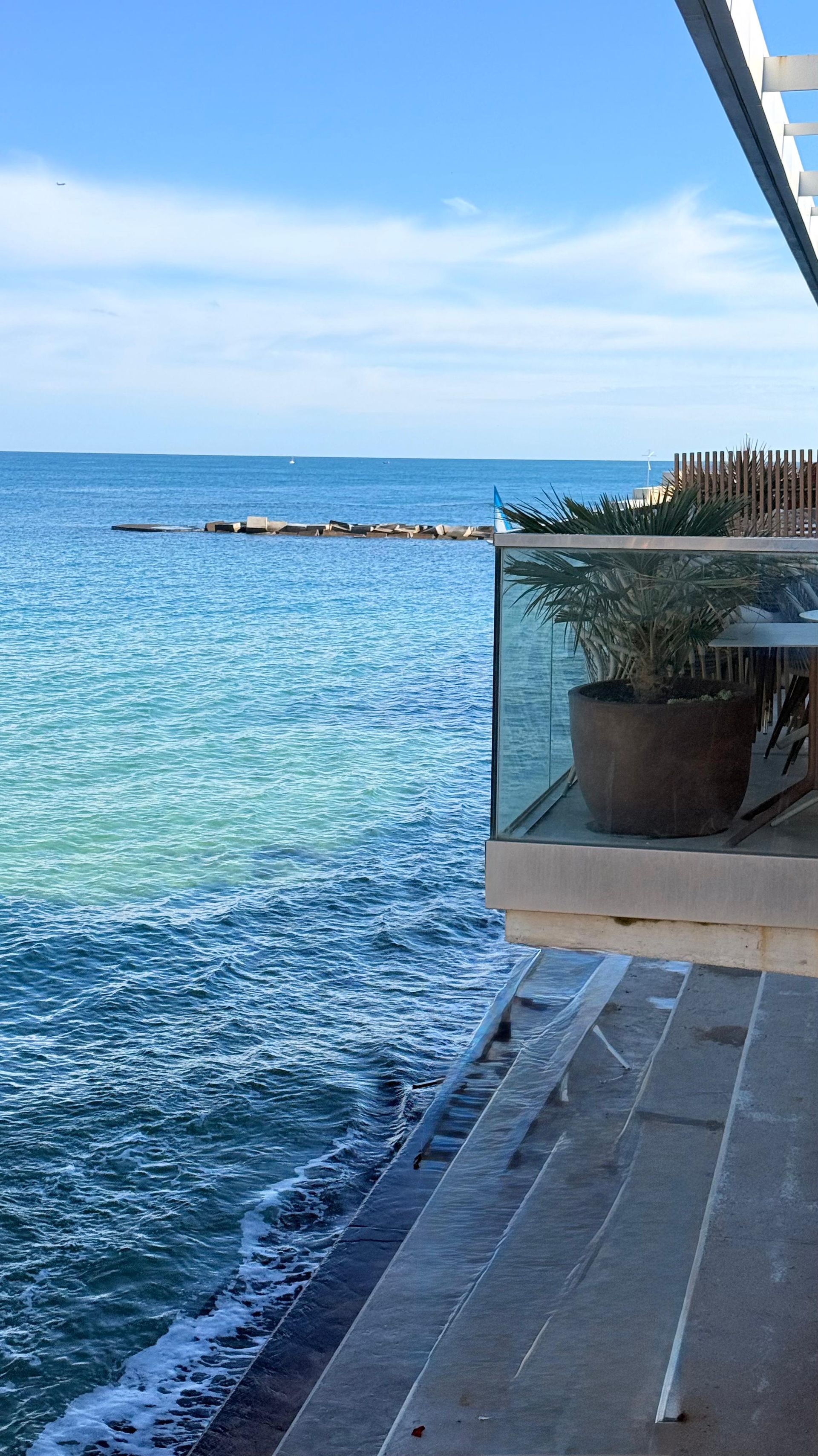Barandilla de cristal en un balcón frente al mar Mediterráneo