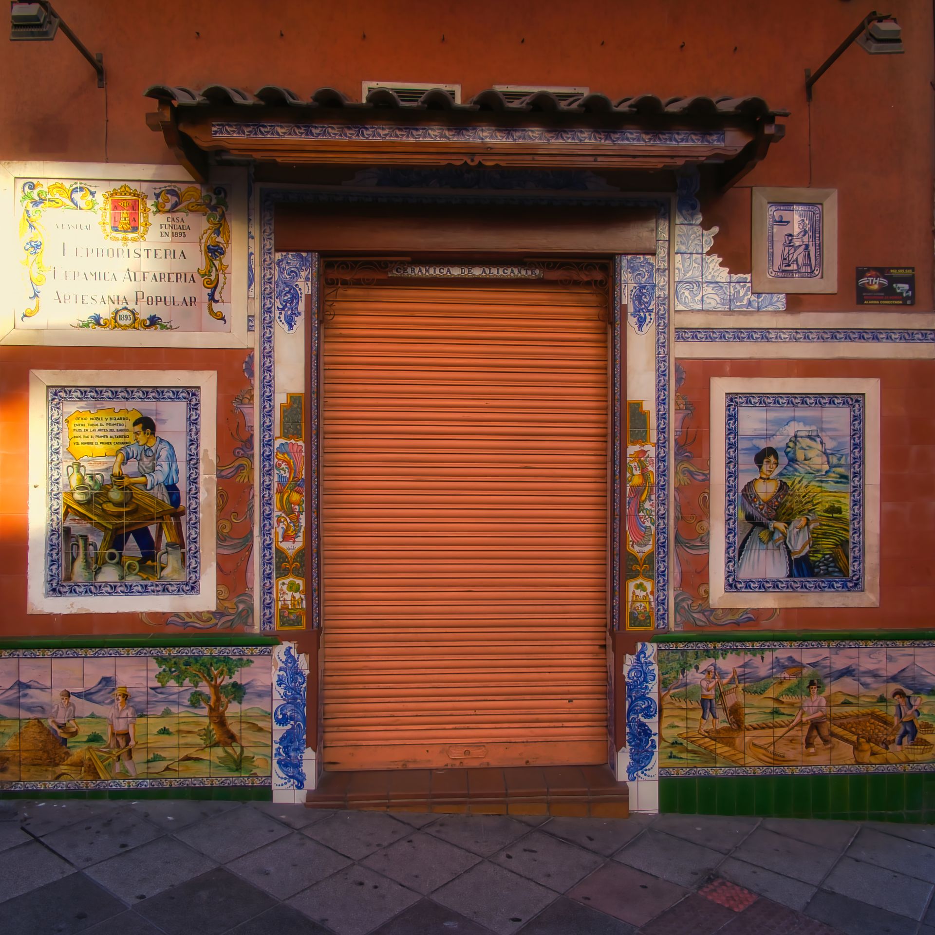 Fachada de cerámica tradicional en el casco antiguo, típica de la provincia de Alicante