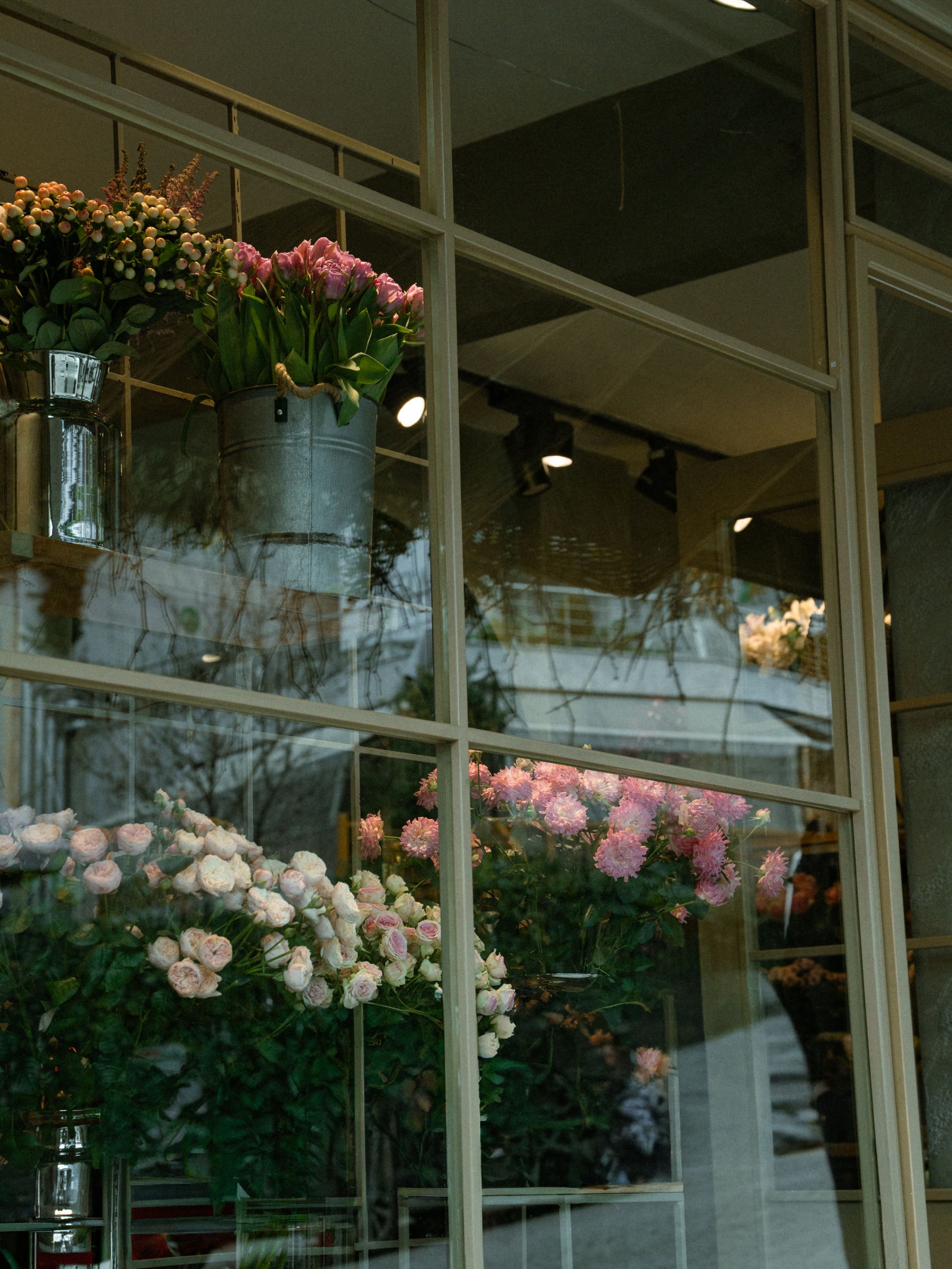 Escaparate de una floristería con reflejos y rosas