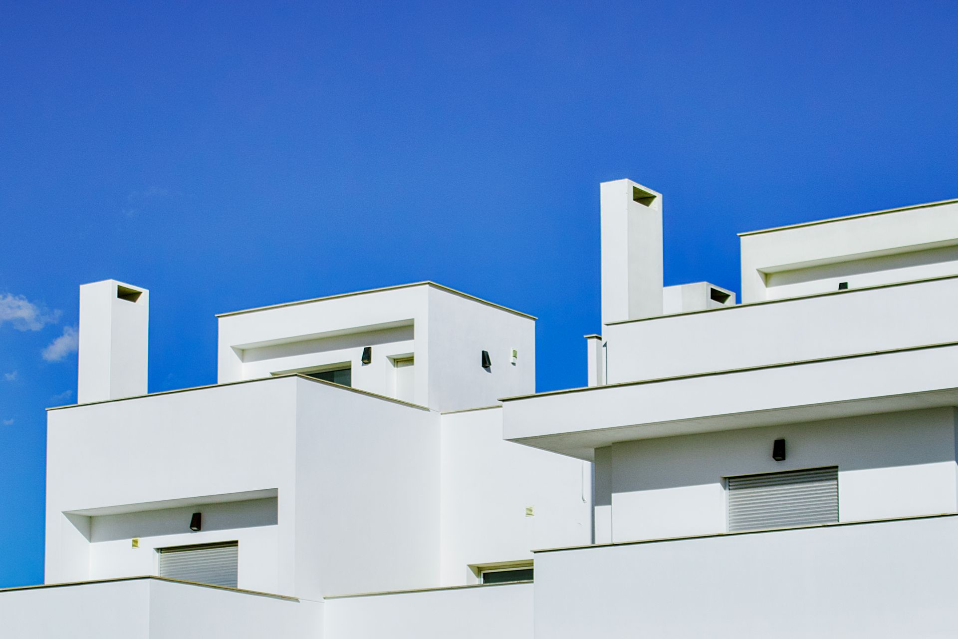 Fachada moderna y minimalista de un edificio mediterráneo