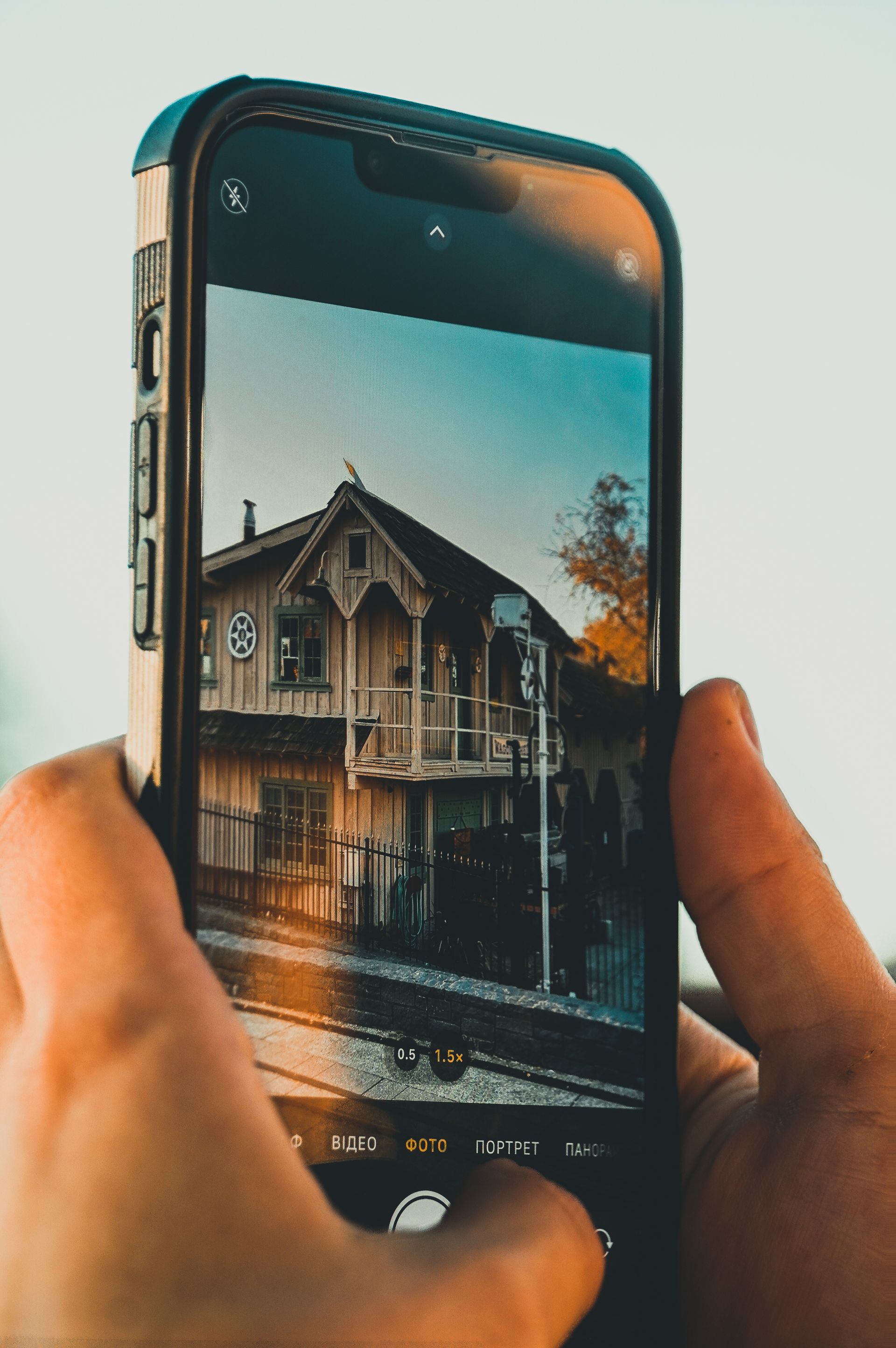 Persona fotografiando una casa con el móvil para pedir presupuesto
