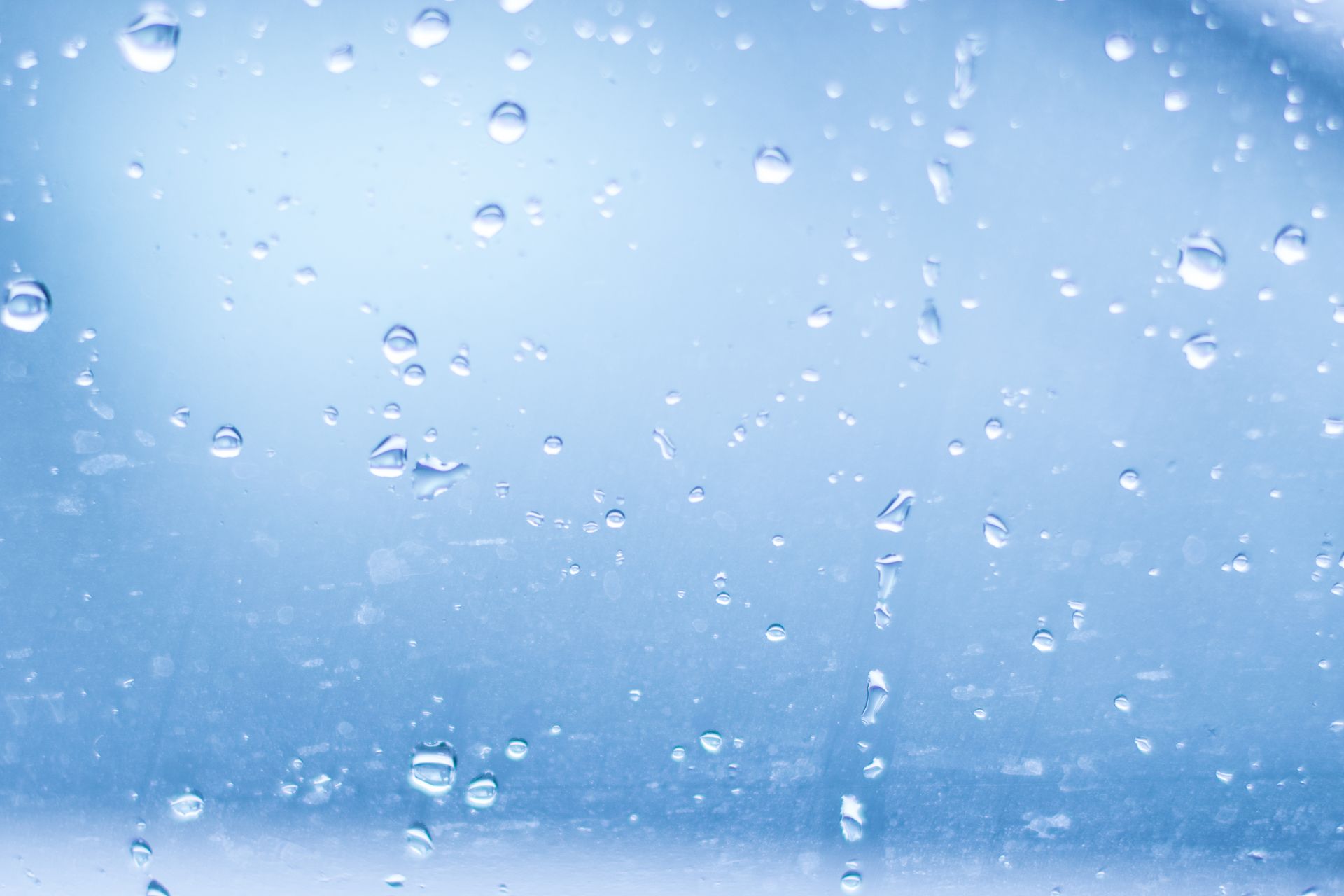 Gotas de agua pura sobre un cristal