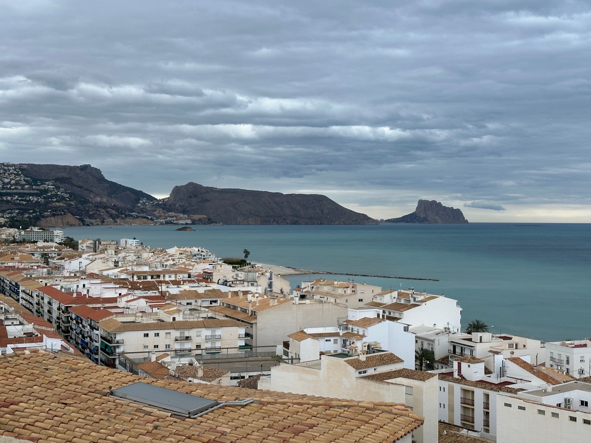 Vista de Altea con casas blancas, tejados de teja y el mar Mediterráneo