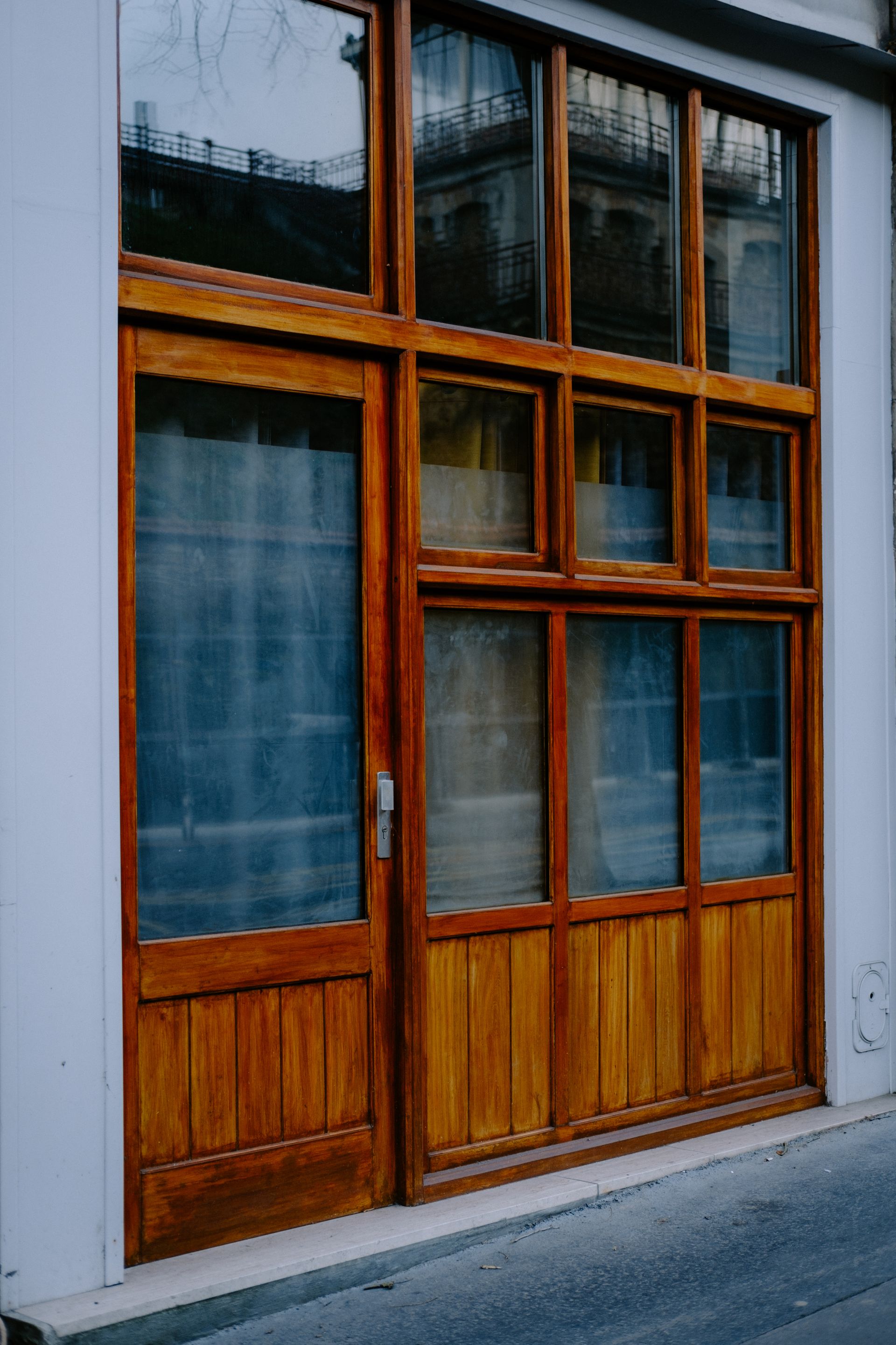 Cristalera antigua de un local comercial con reflejos, pendiente de una puesta a punto